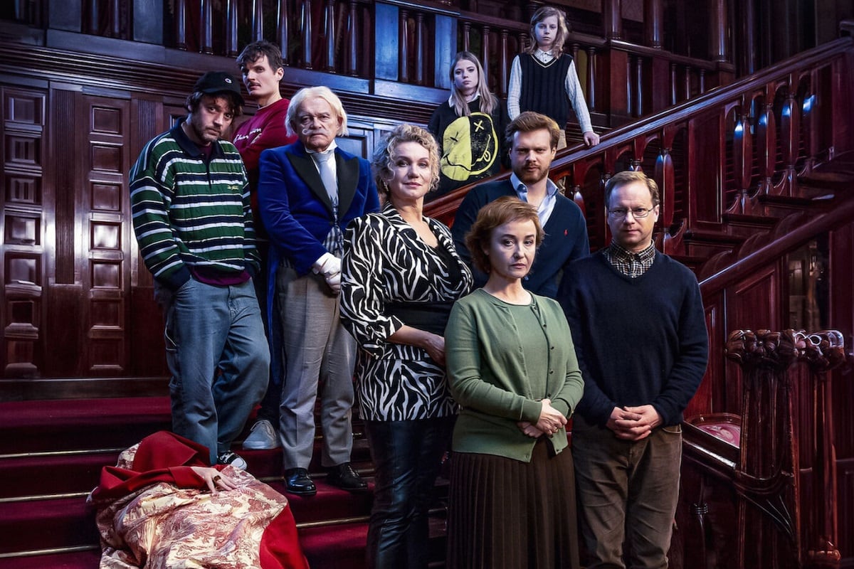 Los familiares de Wladyslaw que buscan quedarse con parte del patrimonio del millonario en la película polaca "La herencia del tío" (Foto: Netflix)