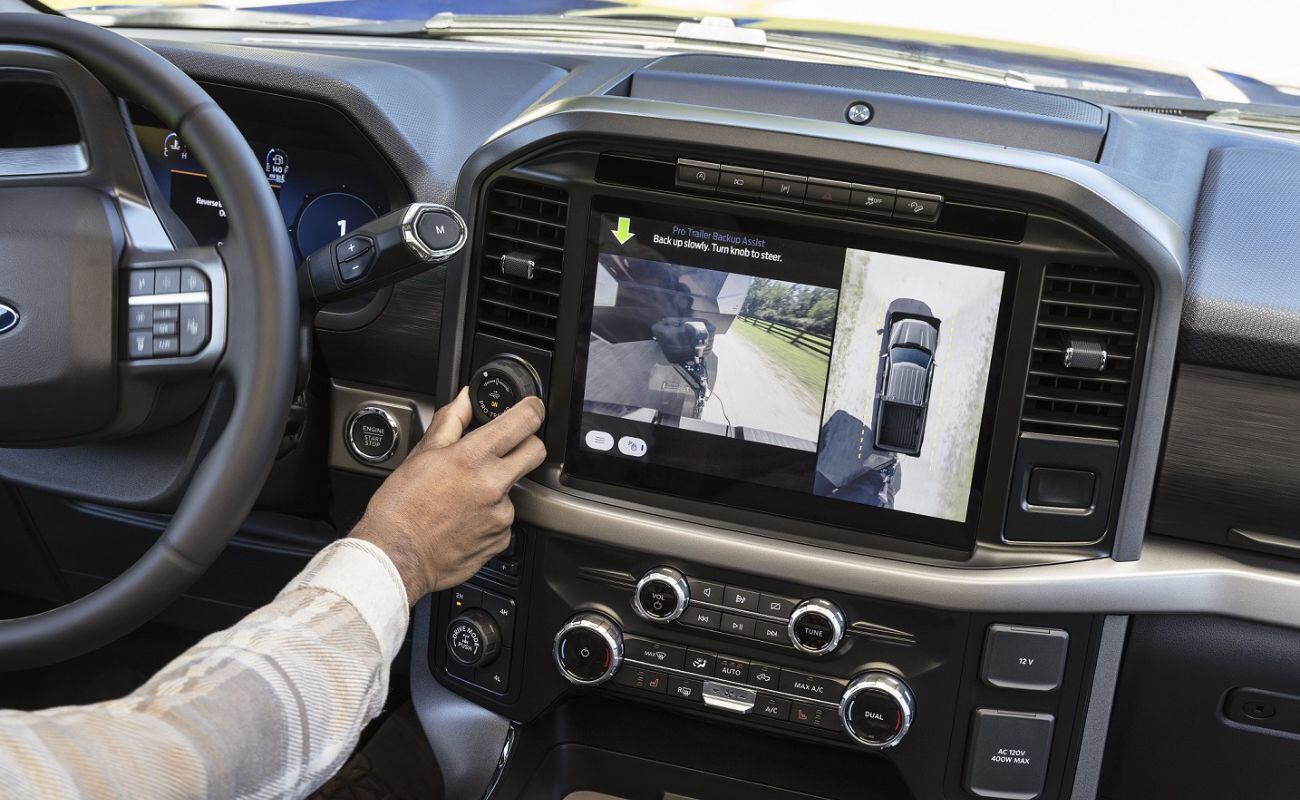 La cámara 360° permite diferentes vistas para estacionar su carrocería de casi 6 metros de largo. (Foto: Ford)