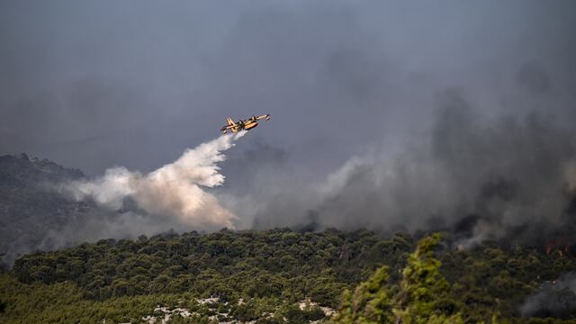 Se reaviva uno de los grandes incendios a las afueras de Atenas y alcanza zonas pobladas