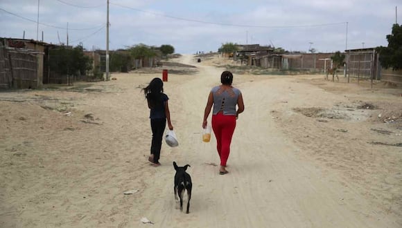 Personas acuden a una "olla común" en el asentamiento humano Ampliación de Nuevo San Vicente el 6 de septiembre de 2023, en el departamento norteño de Piura | Foto: EFE/Paolo Aguilar (Archivo)