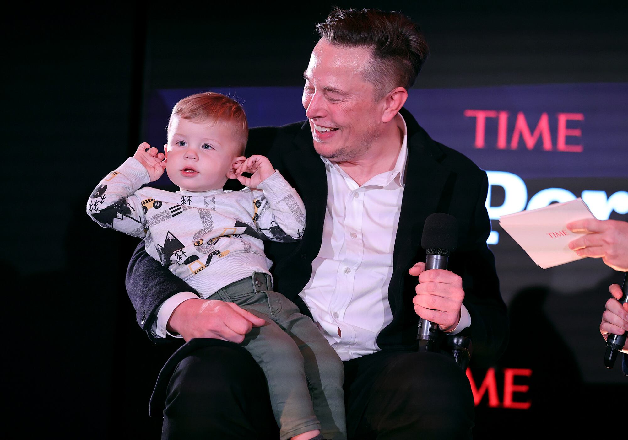 Al magnate Elon Musk le gusta despedirse de sus hijos en la mañana, antes de que se vayan a la escuela (Foto: AFP)