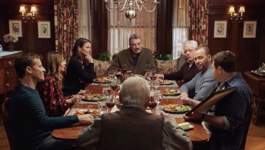 La familia Reagan sentada alrededor de una mesa, una escena típica de "Blue Bloods".