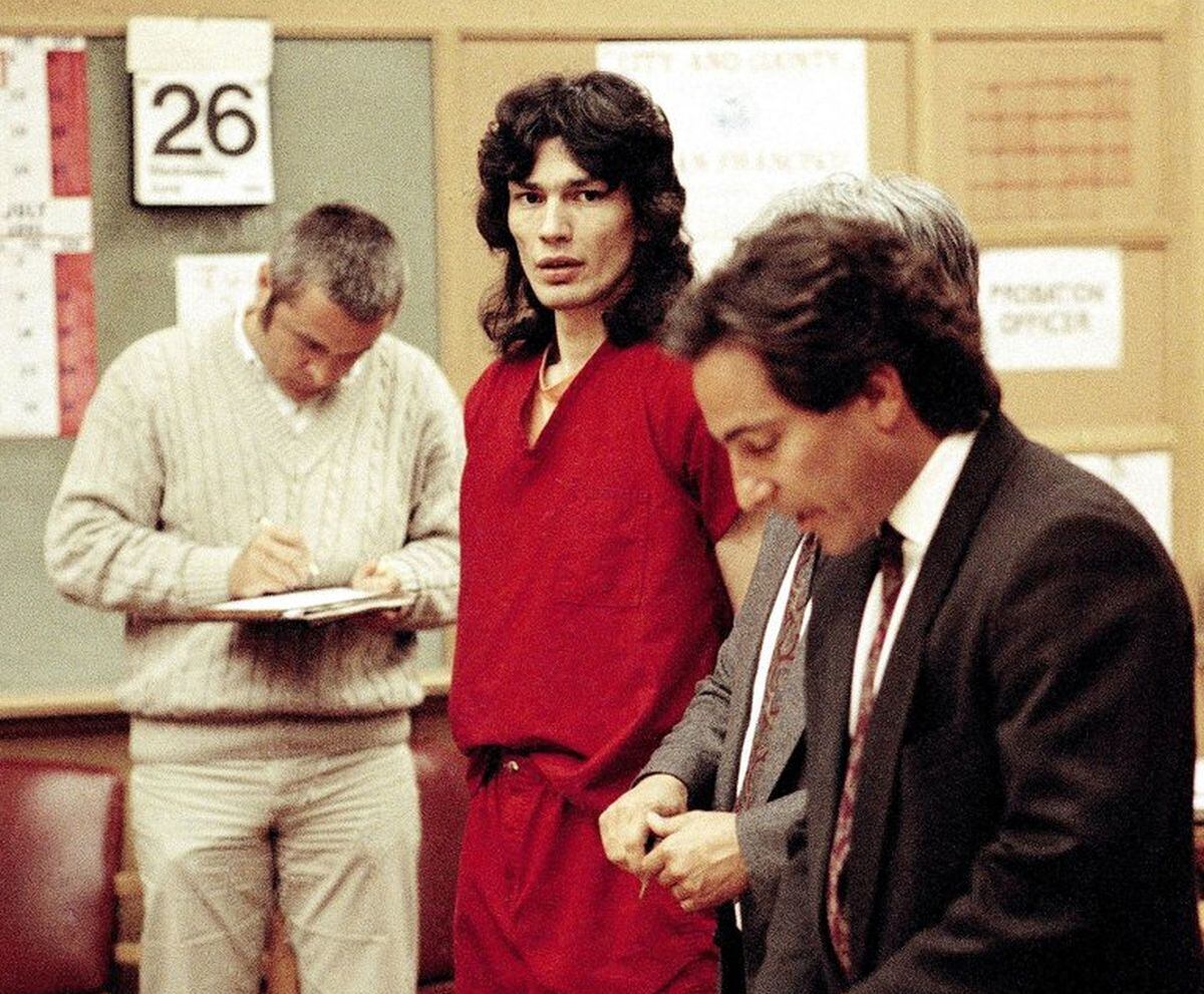 El asesino serial Richard Ramírez junto a sus abogados en la Corte de San Francisco (Foto: Zuma/Shutterstock)