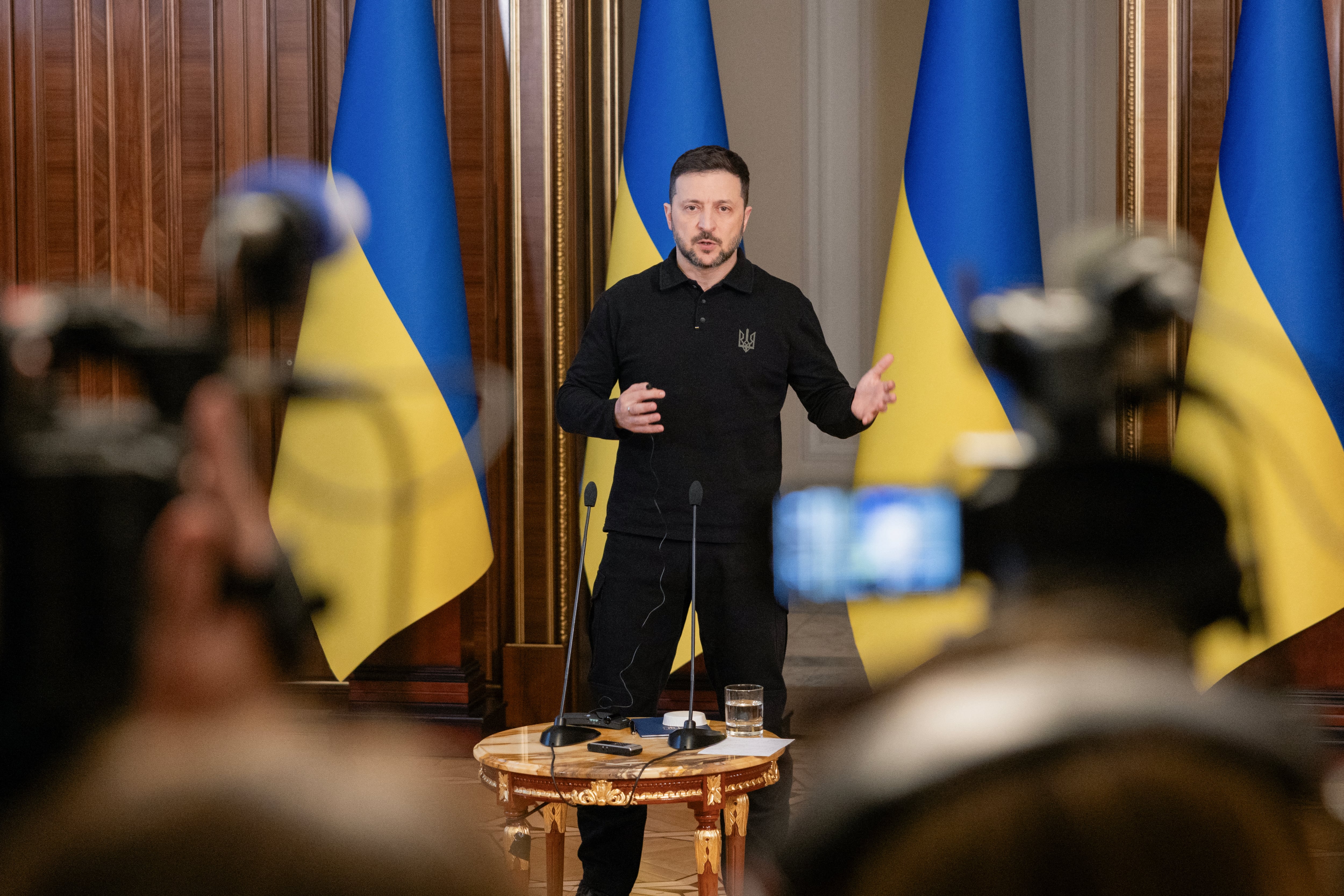 El presidente de Ucrania, Volodymyr Zelensky, da una conferencia de prensa en Kiev, el 17 de abril de 2025, en medio de la invasión rusa de Ucrania. Foto: Tetiana DZHAFAROVA / AFP
