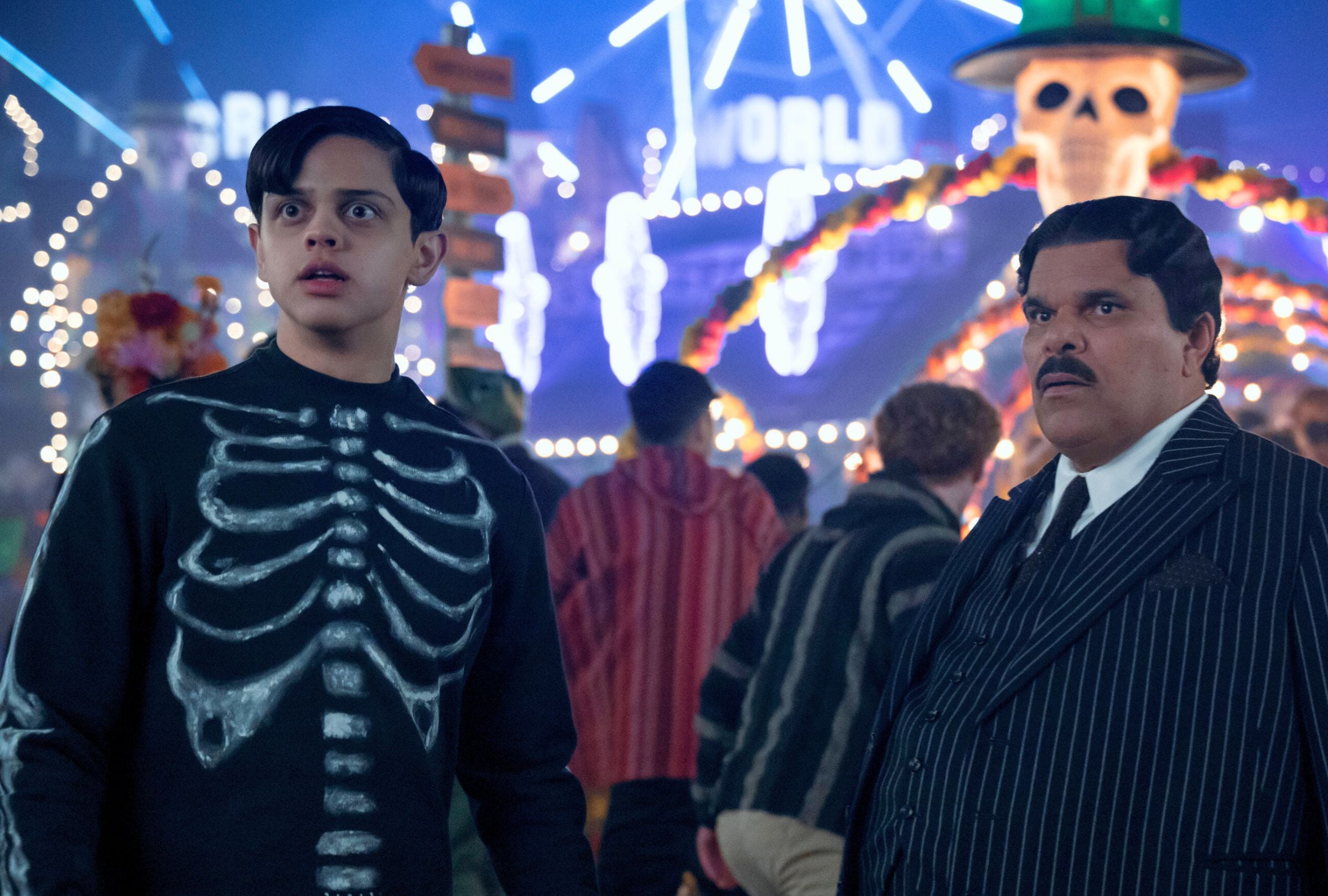 Isaac Ordonez le da vida a Pugsley, mientras que Luis Guzmán se pone en la piel de Gomez Addams en la serie "Wednesday" (Foto: Netflix)
