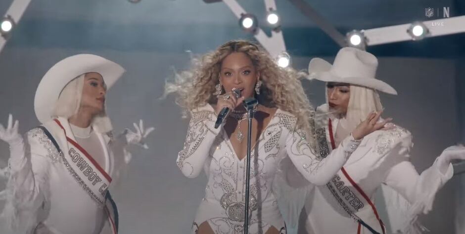 La cantante encendió a la multitud con sus enérgicas coreografías y vestuarios deslumbrantes. (Foto: Netflix)