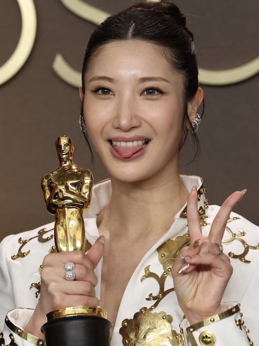La cantante surcoreana-estadounidense Ejae, ganadora del Oscar a la Mejor Canción Original por "Golden" (KPop Demon Hunters), en la sala de prensa de la 98.ª edición de los Premios de la Academia. Dolby Theatre, Hollywood, 15 de marzo de 2026. | Foto: AFP