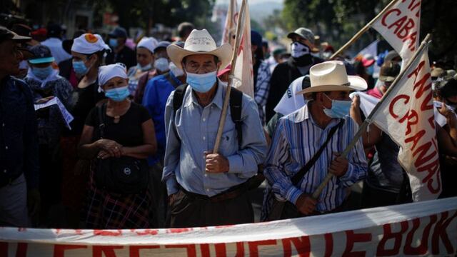 Miles de salvadoreños se manifiestan contra la corrupción