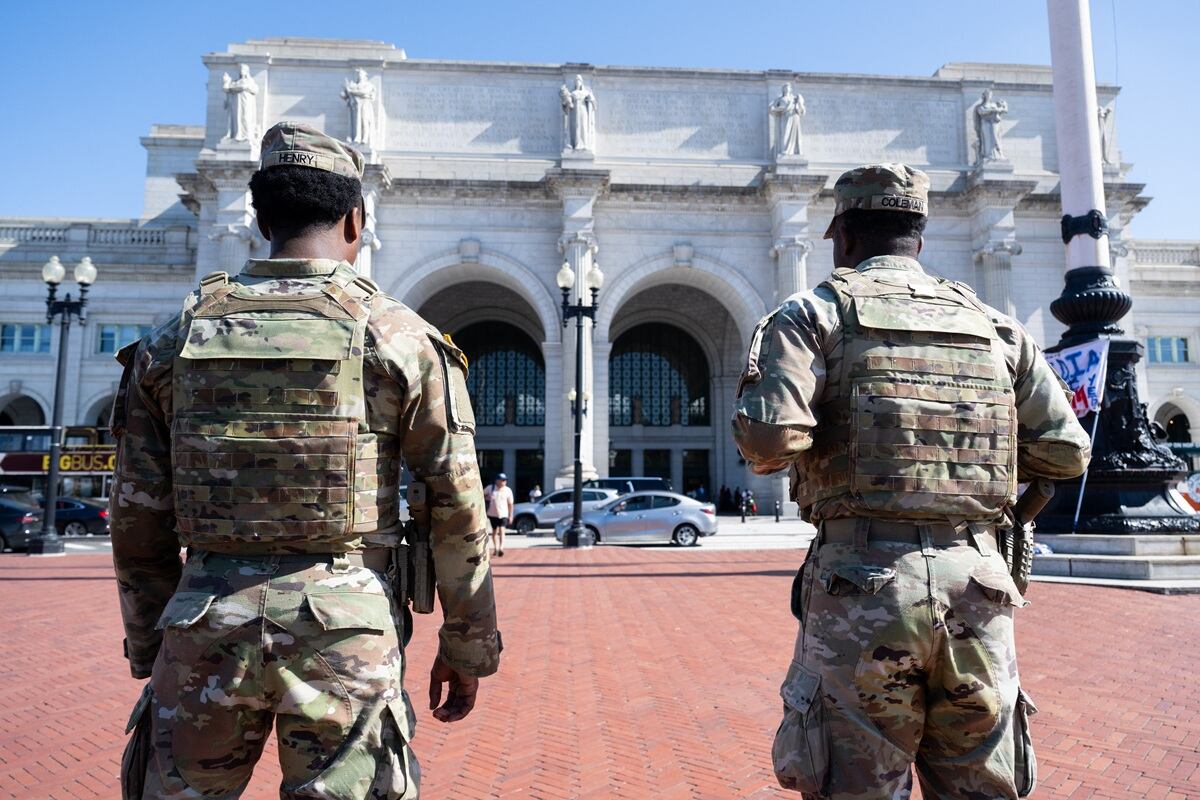 Miembros armados de la Guardia Nacional patrullan afuera de Union Station en Washington, DC, el 27 de agosto de 2025. (Foto de SAUL LOEB / AFP)