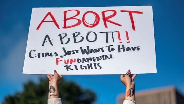 Juez federal ordena a Texas suspender la ley de aborto más restrictiva de EE.UU.