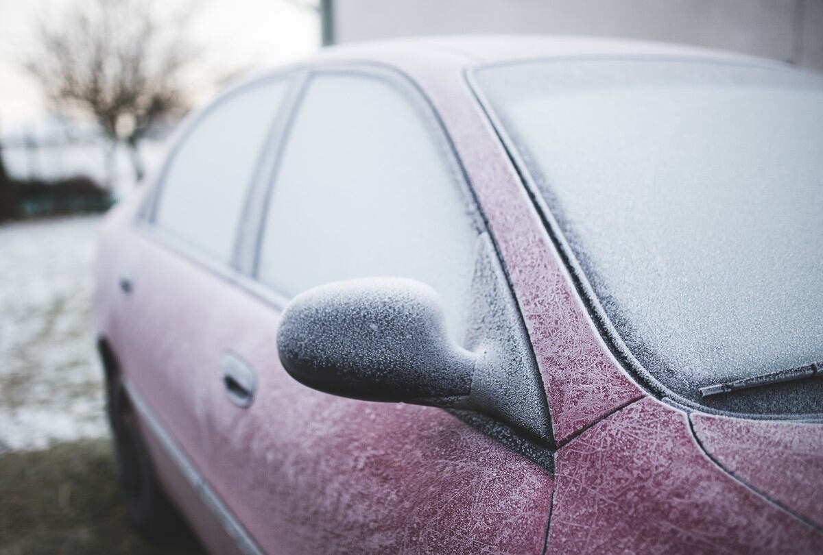 El truco sencillo para evitar que el parabrisas se congele y no perder tiempo valioso por las mañanas. (Foto referencial: Freepik)