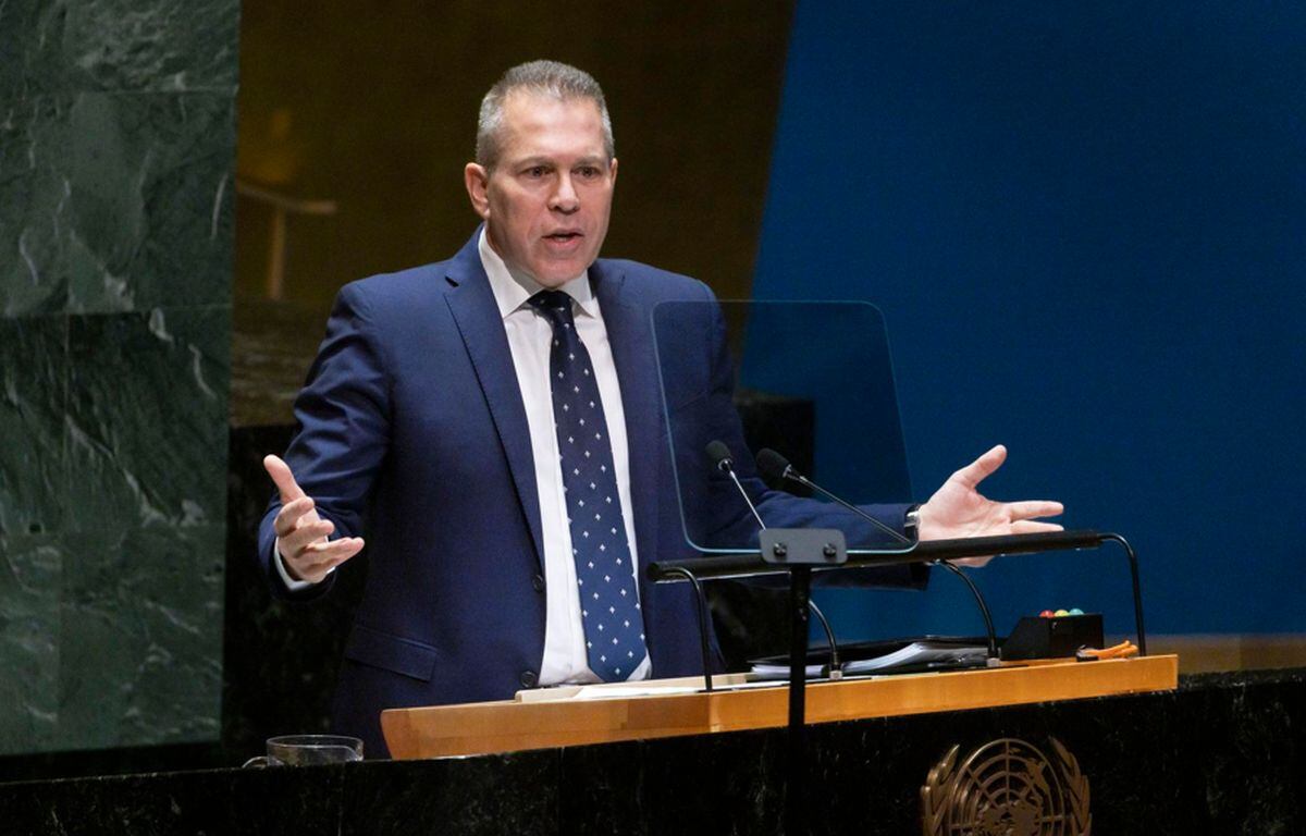 El embajador de Israel ante las Naciones Unidas, Gilad Erdan, habla durante una sesión de emergencia de la Asamblea General de las Naciones Unidas convocada en respuesta a la violencia actual entre Israel y Hamás en la Franja de Gaza en la sede de las Naciones Unidas en Nueva York, Nueva York, EE. UU., el 26 de octubre de 2023. (Nueva York) | Foto: EFE/EPA/JUSTIN LANE