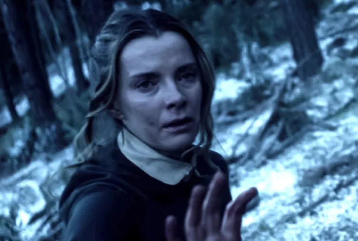 Betty Gilpin como Sara Rowell en una escena de la miniserie western "American Primeval" (Foto: Netflix)