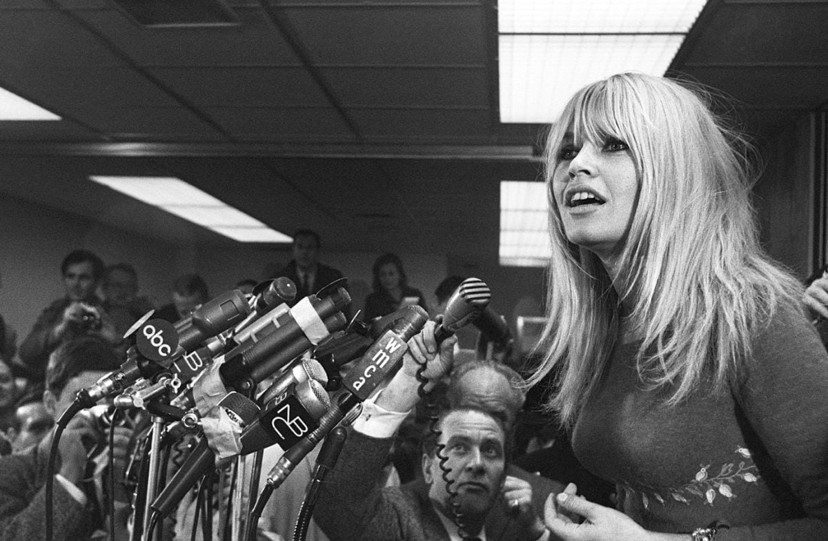 Brigitte Bardot da una conferencia de prensa inesperada el 17 de diciembre de 1965 a su llegada al aeropuerto Kennedy de Nueva York | AFP