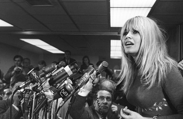 Brigitte Bardot da una conferencia de prensa inesperada el 17 de diciembre de 1965 a su llegada al aeropuerto Kennedy de Nueva York | AFP
