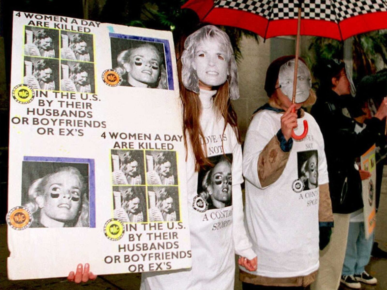 Un grupo de personas protesta por el juicio en torno a la muerte de Nicole Brown Simpson (Foto: AFP)