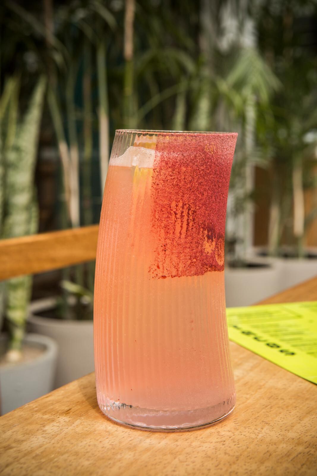 Cóctel paloma o.g., con tequila altos plata, mezcal del maguey vida, cointreau, cordial ahumado, toronja rosada, sal de jamaica, y mr. perkins pink soda.