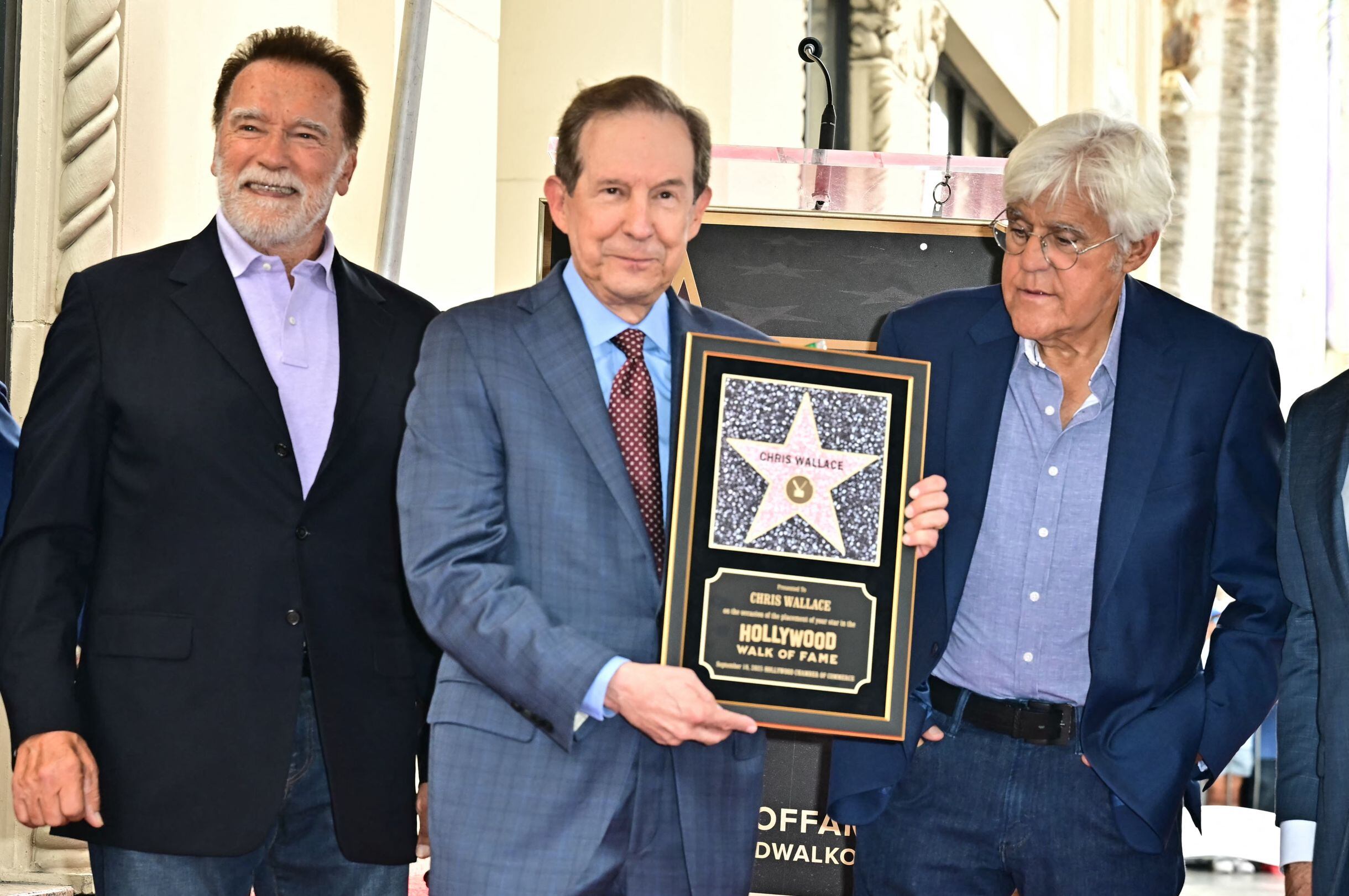 El periodista estadounidense Chris Wallace (centro) posa junto a Arnold Schwarzenegger y Jay Leno durante la ceremonia de inauguración de su estrella en el Paseo de la Fama de Hollywood, el 18 de septiembre de 2025. (Foto: Frederic J. Brown / AFP)