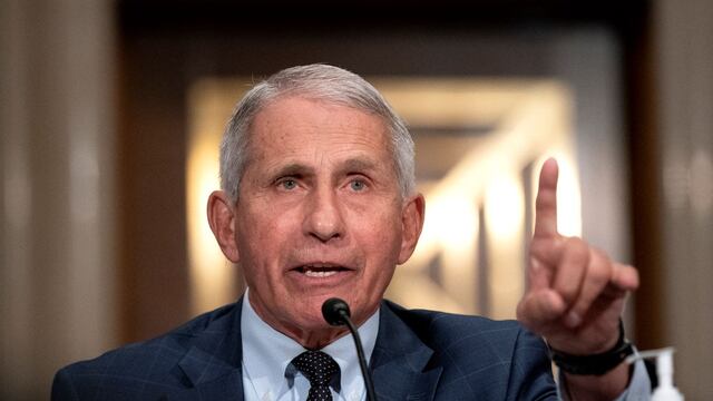 Ómicron: Anthony Fauci dice que Estados Unidos está en “alerta” por la nueva variante del coronavirus