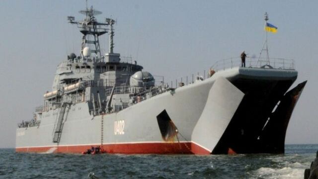 Ucrania asegura haber alcanzado con un misil un barco de guerra que Rusia le robó en 2014
