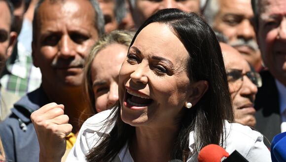 La líder de la oposición venezolana, María Corina Machado, habla durante una conferencia de prensa frente a la sede de su partido en Caracas el 29 de enero de 2023. (Foto de Federico Parra/AFP)