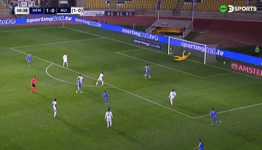 Con mucha comodidad, el mediocampista chileno remató dese fuera del área para dejar sin opciones al golero blanquiazul Guillermo Viscarra.