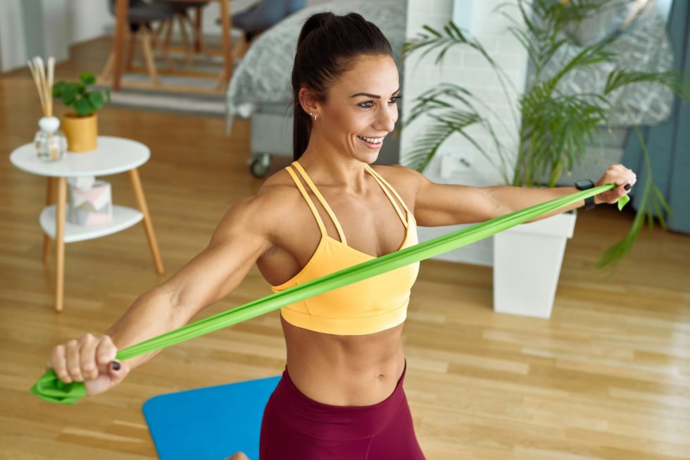 Nunca es tarde para empezar. Entrenar fuerza dos veces por semana en casa con peso corporal o bandas es la clave para llegar a los 80 sin dependencia.
