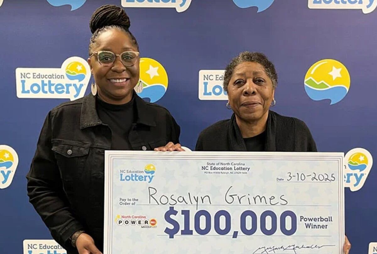 Rosalyn Grimes y su madre, Linda Grimes, en la sede de la lotería Powerball en Carolina del Norte. | Crédito: N.C. Education Lottery