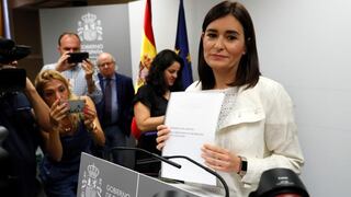 Dimitela ministra de Sanidad de España por escándalo en sumáster