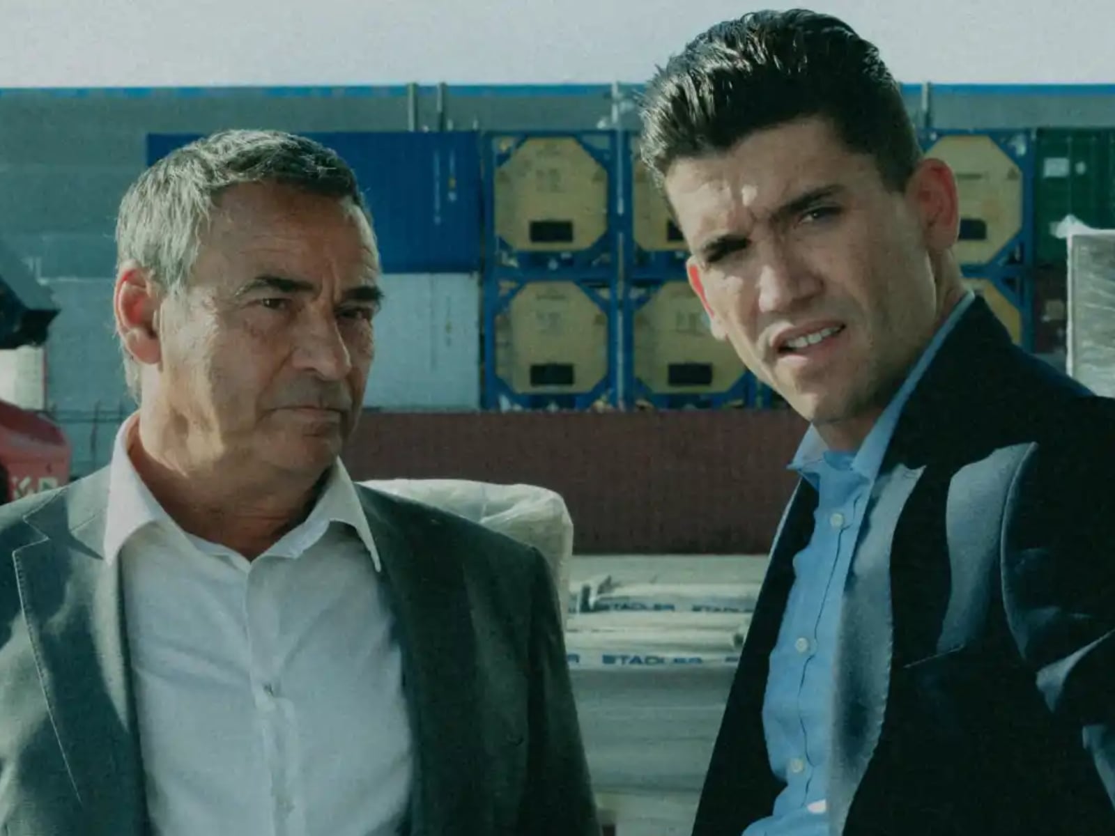 Los actores Eduard Fernández y Jaime Lorente en la serie española "Mano de hierro" (Foto: Netflix)