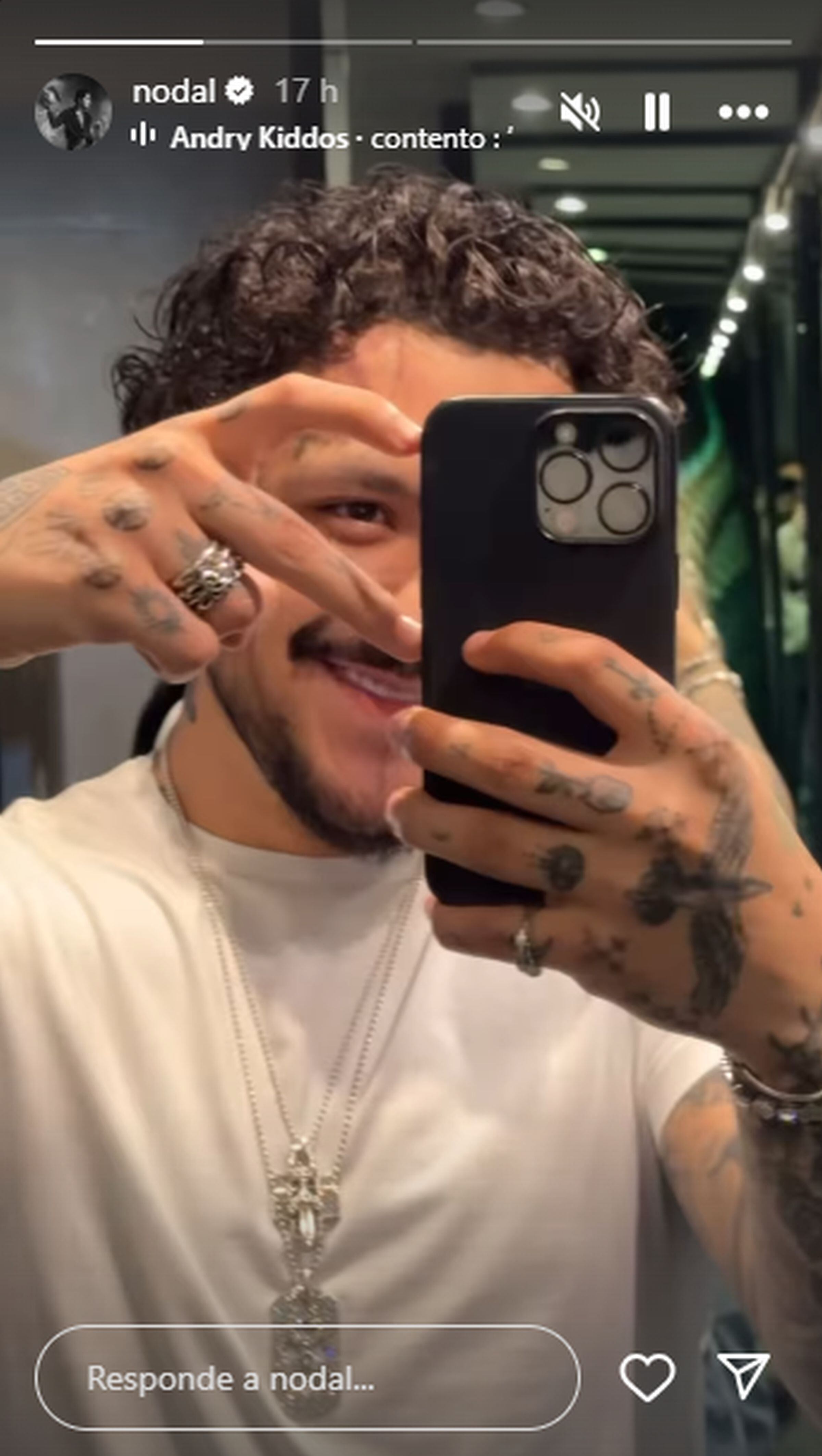 Christian Nodal se mostró con el cabello rizado y de color castaño claro en una historia compartida en Instagram. Dejó atrás su pelo lacio y oscuro. (Foto: @nodal / Instagram)