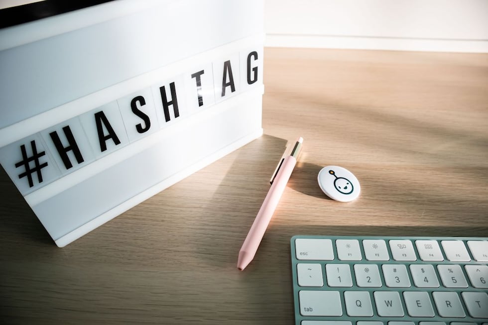 Tras casi veinte años como el recurso predilecto para clasificar publicaciones, la clásica almohadilla se enfrenta a un desinterés técnico y estético en los entornos de trabajo digitales. Foto: Walls.Io (Pexels)