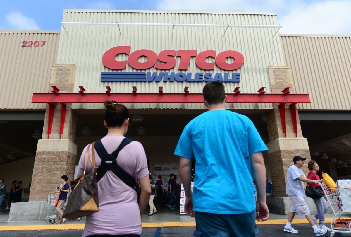 Una pareja se dirige hacia la entrada de una tienda Costco en Alhambra, California, el 2 de junio de 2013 (Foto: Frederic J. Brown / AFP)