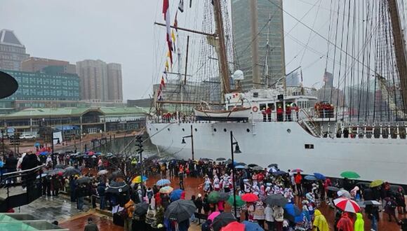 Autoridades peruanas en Baltimore le dieron la bienvenida al buque escuela de la Marina de Guerra del Perú | Foto: Marina de Guerra