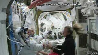 Astronauta canceló caminata espacial por agua en su casco