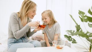Expertos aseguran que el té puede ser más perjudicial que el café para tu pequeño hijo