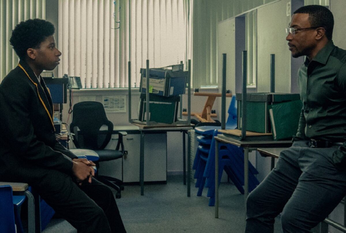 El hijo del inspector Luke Bascombe (Ashley Walters) le explica a su padre que Katie señalaba a Jamie como incel en redes sociales en la miniserie "Adolescencia" (Foto: Netflix)