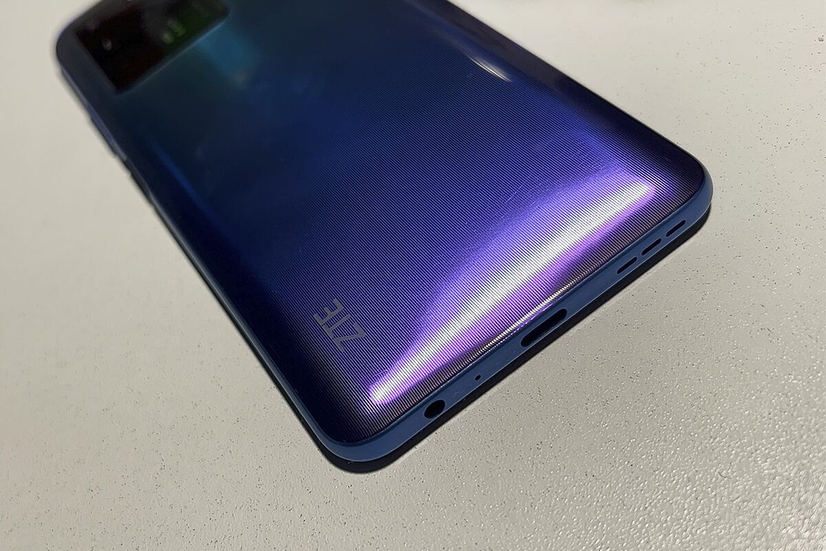 El móvil lleva medidas de 165.8 x 77.8 x 8.9 mm y pesa 193 gramos que sí se sienten un poco a la mano. (Foto: Rommel Yupanqui)