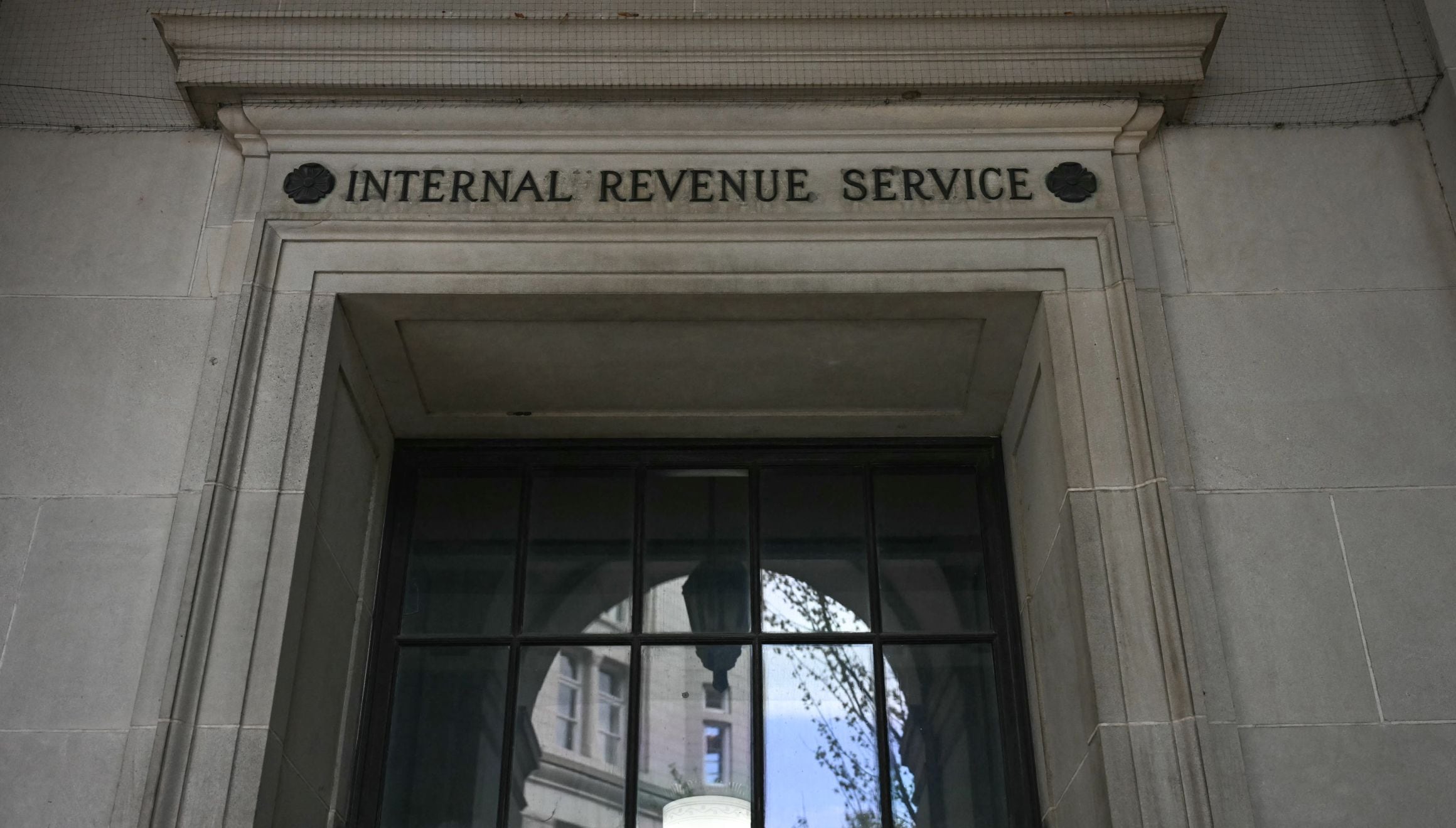 El Internal Revenue Service es la instancia federal del Gobierno de los Estados Unidos encargada de la recaudación fiscal y del cumplimiento de las leyes tributarias (Foto: Jim Watson / AFP)