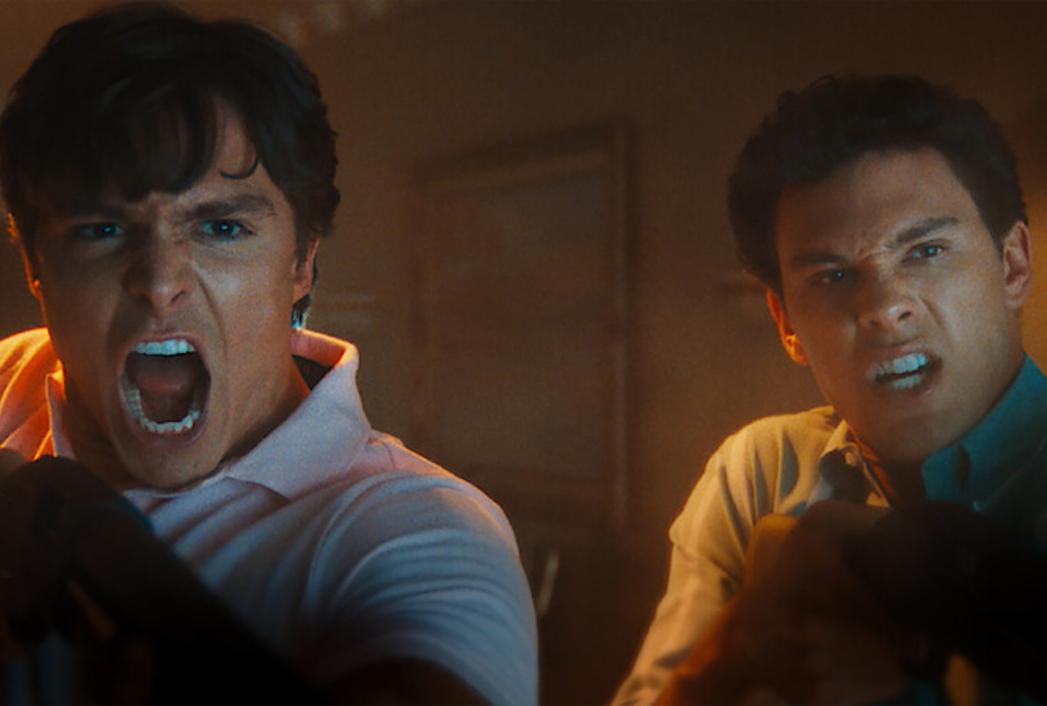 Los hermanos disparando en una escena de la serie “Monsters: The Lyle and Erik Menendez Story” (Foto: Netflix)