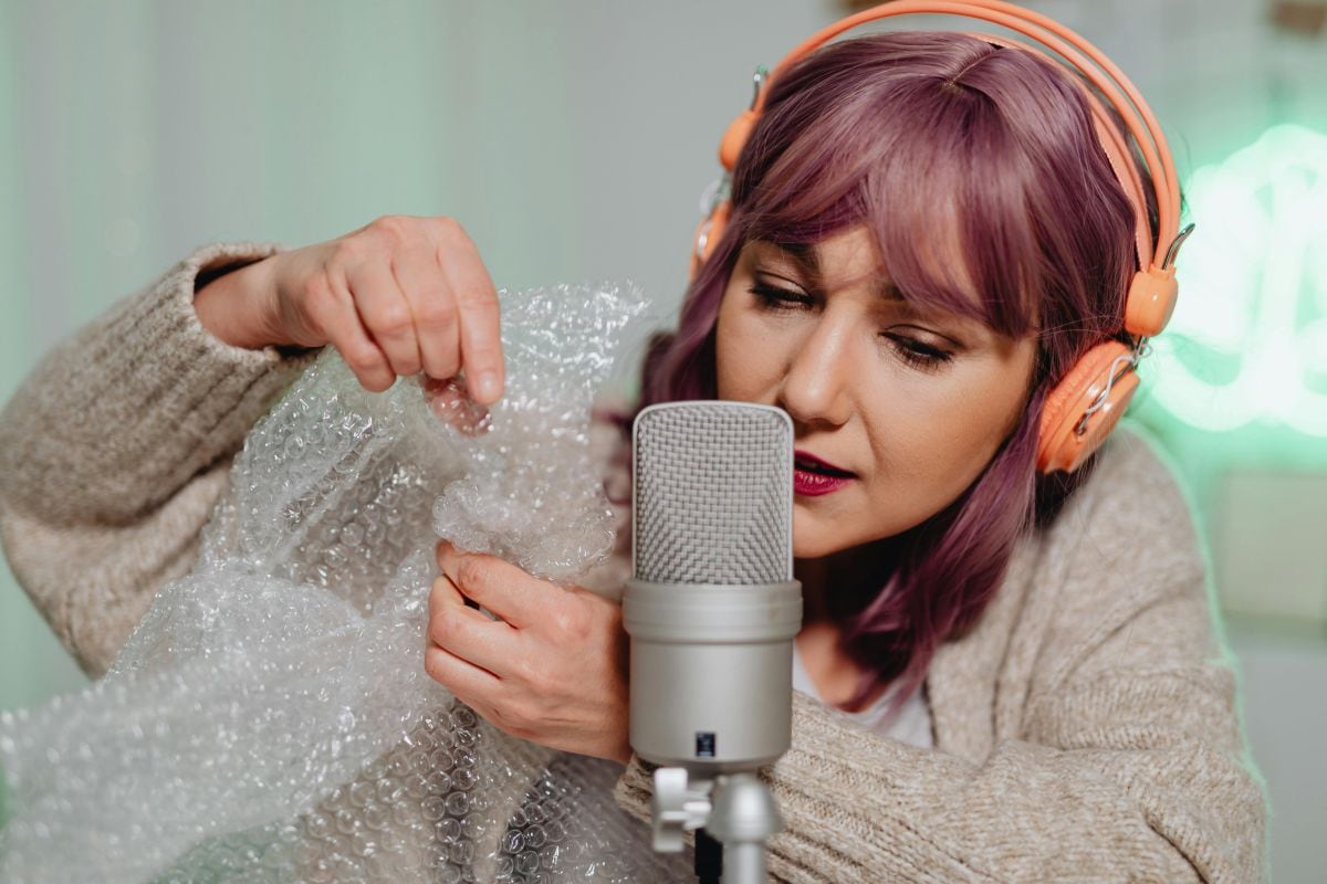 FRASES | El ASMR es una sensación agradable y relajante que se produce cuando se escuchan ciertos sonidos. Acompaña la experiencia de relajación con estos mensajes. (Foto: Karolina Grabowska / Pexels)