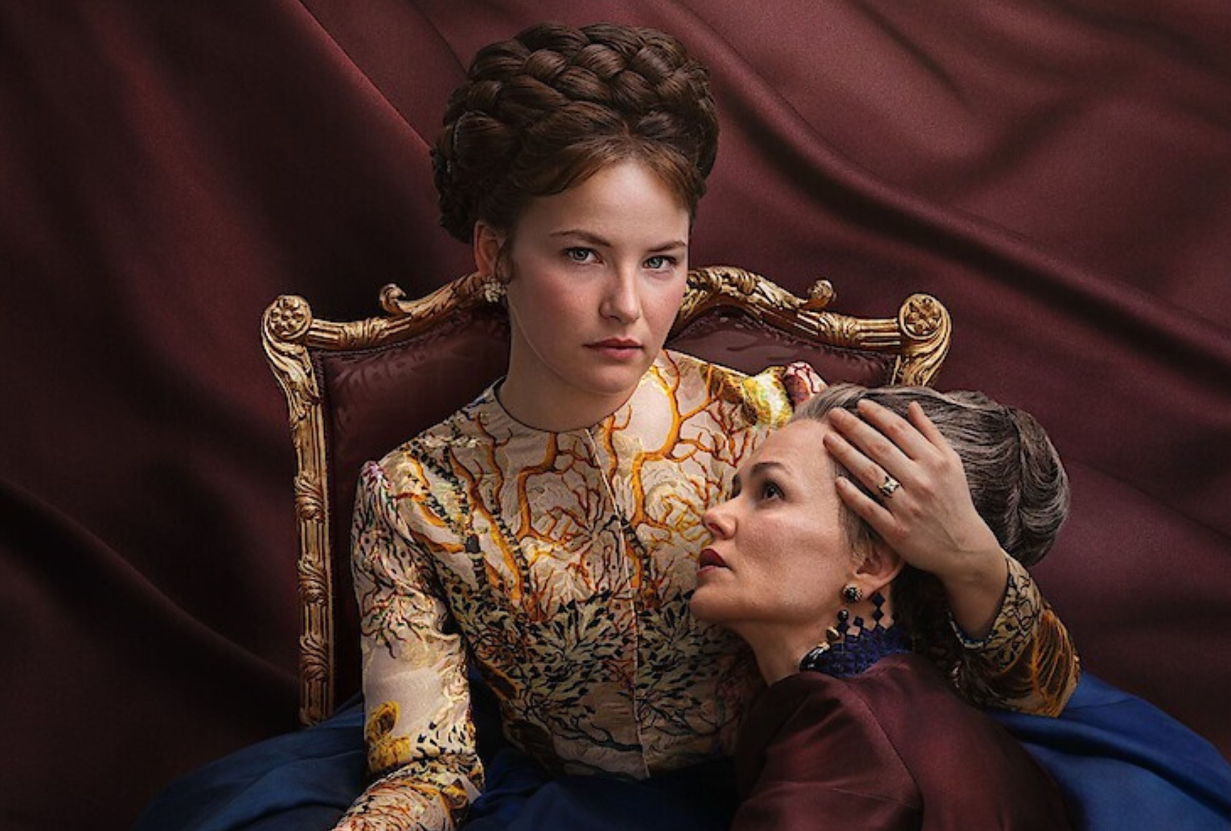 Devrim Lingnau es la protagonista de la serie "La emperatriz", al darle vida a Isabel de Baviera. En la imagen, aparece junto a Melika Foroutan como la archiduquesa Sofía de Austria (Foto: Netflix)