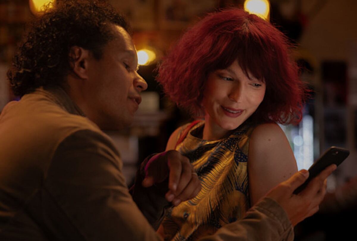 Justin (Mark Coles Smith) intenta proteger a su esposa Lucy (Tilda Cobham-Hervey) en la miniserie australiana "Apple Cider Vinegar" (Foto: Netflix)