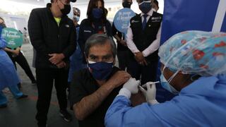 Ministro Óscar Ugarte recibió su segunda dosis de la vacuna contra el coronavirus este domingo