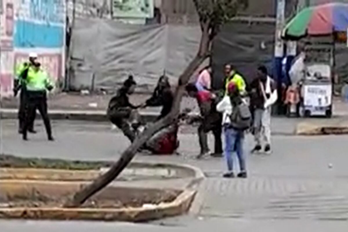 Dos ciudadanos venezolanos y tres colombianos se enfrentaron violentamente en plena vía pública. (Foto: Captura/América Noticias)