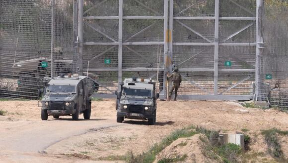 Soldados israelíes con vehículos militares en la valla fronteriza con la Franja de Gaza, visto desde el lado israelí en el sur de Israel, el 27 de marzo de 2024 | Foto: EFE/EPA/ABIR SULTAN / Referencial