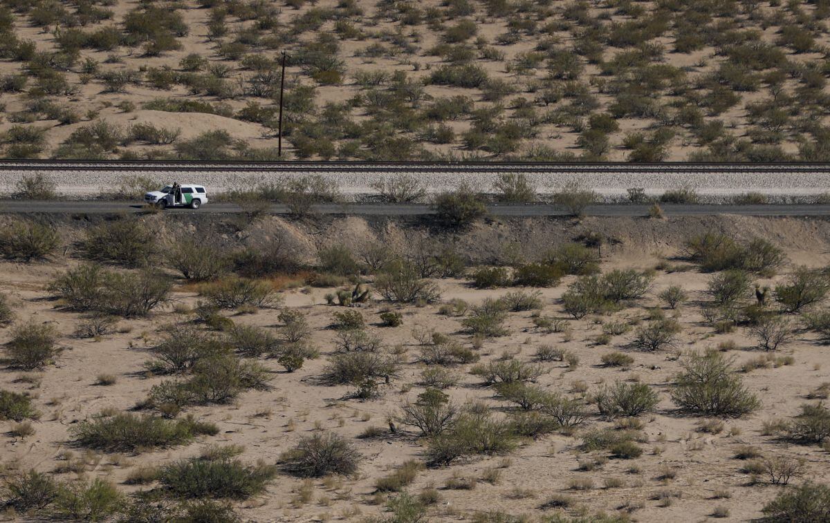 La Patrulla Fronteriza pasando por el área de El Paso. (Foto: AFP)