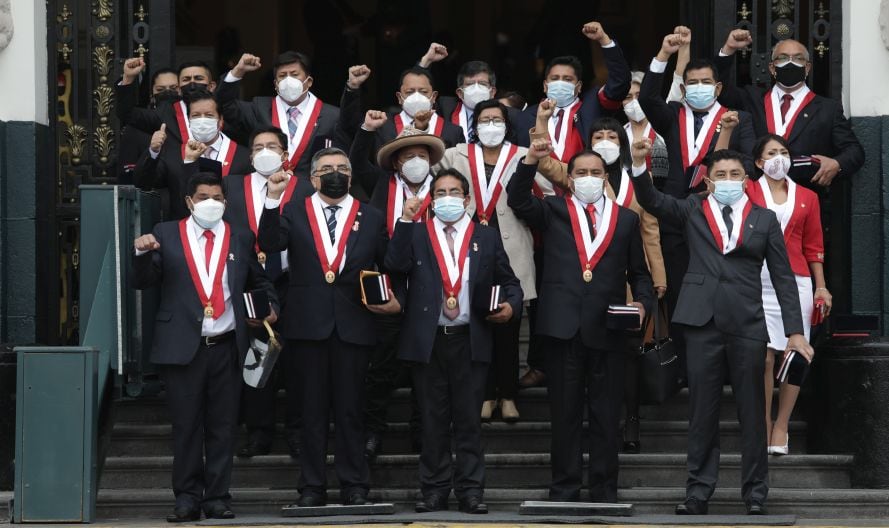 Lucinda Vásquez ingresó al Congreso de la mano de Perú Libre. Aquí la fotografía tras su juramentación, con toda la bancada. Ella está al centro con saco crema y, como todos, con el puño en alto. (Foto: Anthony Niño de Guzmán / GEC)