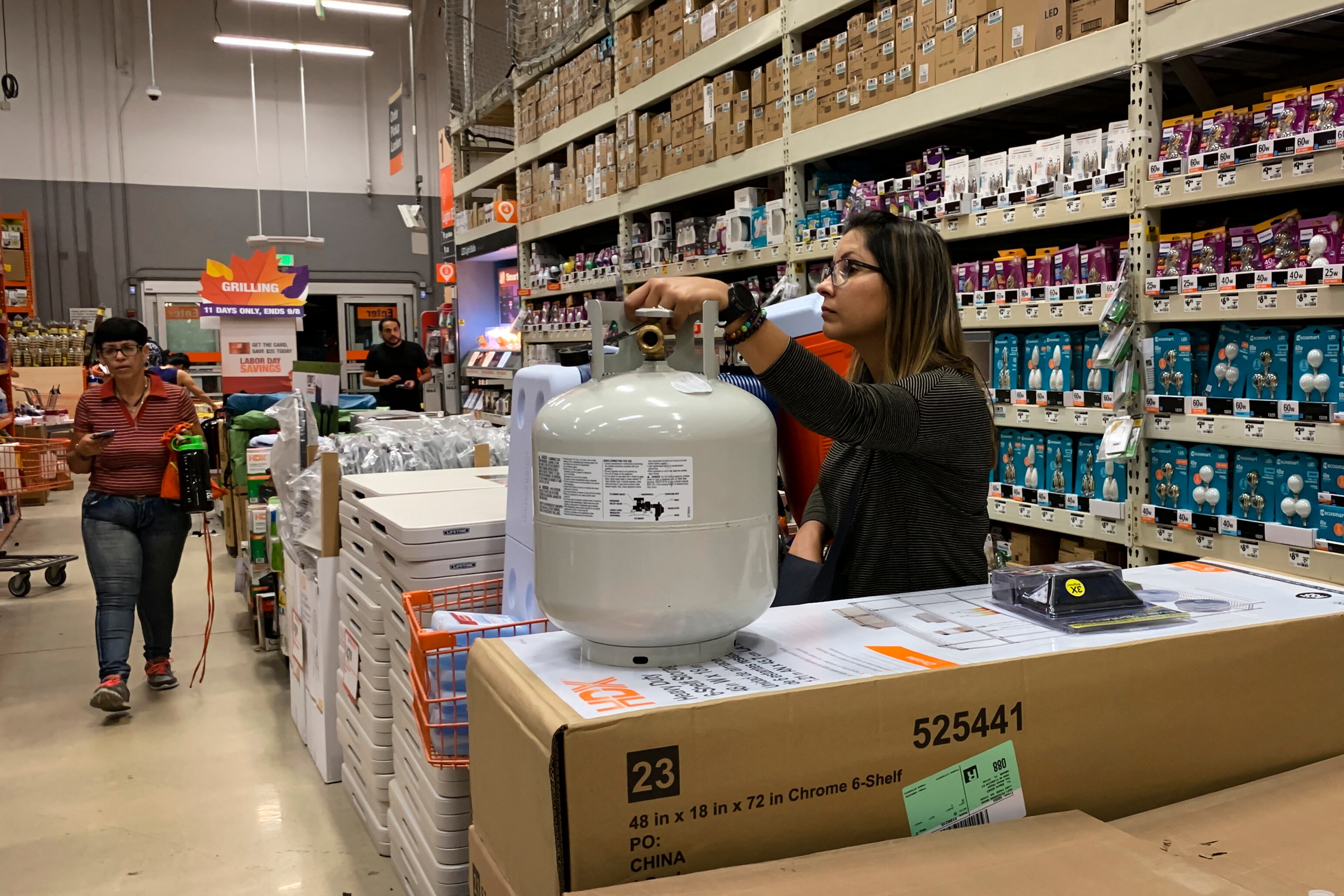 Una mujer realizando sus compras para el hogar en The Home Depot (Foto: AFP)