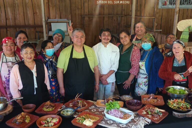 La comunidad trabaja con huertas de alimentos, intercambio de semillas y de conocimientos sobre los productos que brinda el bosque. Foto: cortesía Comunidad José Luis Caniulef